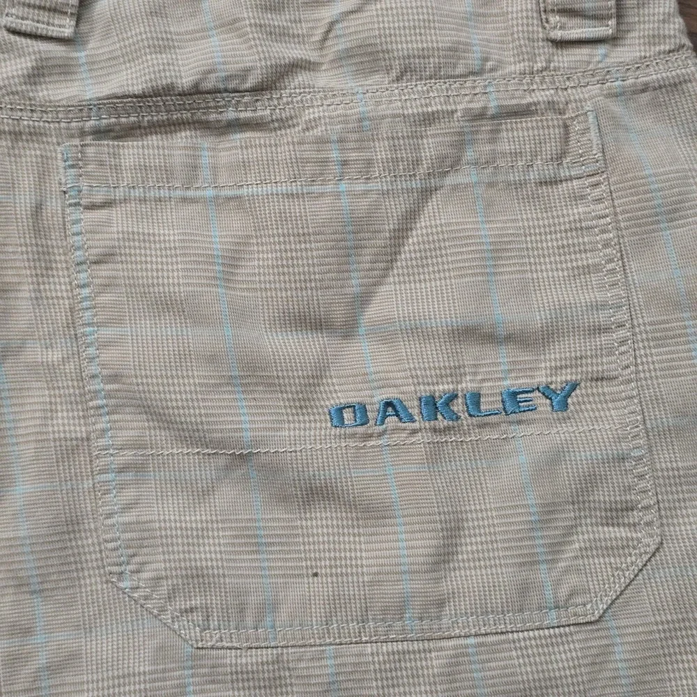 Oakley Mens Plaid Golf Shorts Tan Blue Size 33 Embroidered Logo Casual Summer